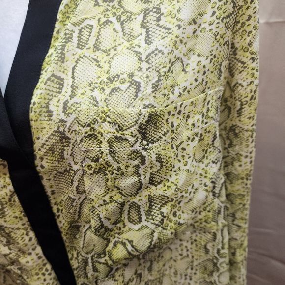 BCBGMAXAZRIA Snakeskin Silk Pullover Blouse Size Large - Picture 5 of 8